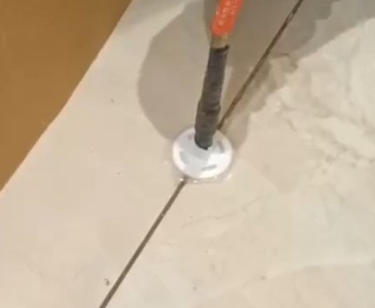 永春瓷砖空鼓维修公司专业解答瓷砖在铺贴过程中，如果没有涂抹均匀到位的粘结材料（如水泥砂浆或瓷砖胶），可能会导致以下问题