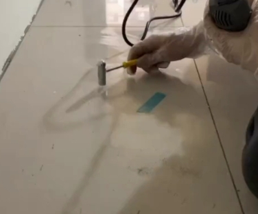 永春瓷砖开裂维修公司专业分享瓷砖在铺贴前如果没有沥干水分，将会导致以下问题